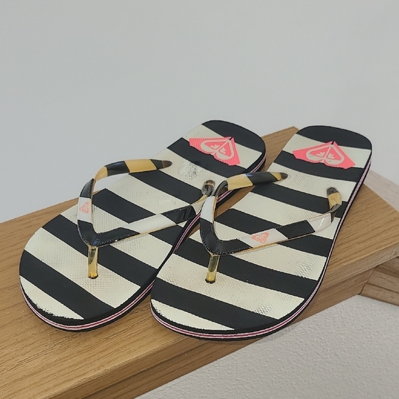 Roxy Shoes - Roxy Black and White Striped Sandals🎯5 For $25🎯